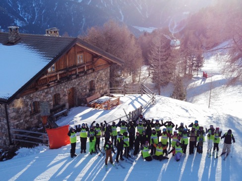 Schülergruppe vor der Haideralm
